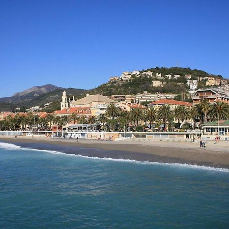 Holiday In Пиетра Лигуре Екстериор снимка